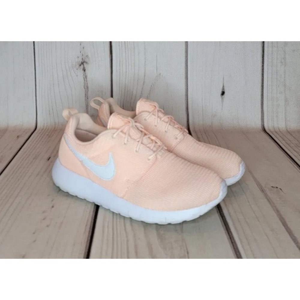Nike Roshe One (GS) Crimson Tint White Sneakers 599729-802 Size 5.5Y (Women's 7)